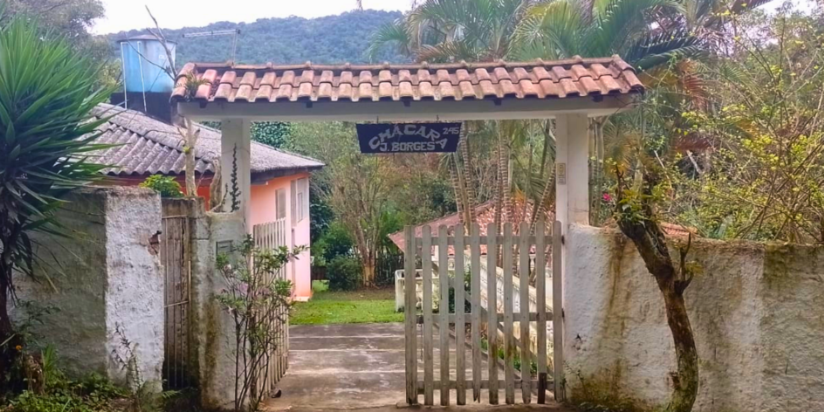 Linda Chácara à Venda – 2.700 m² em Suzano Descrição do Imóvel